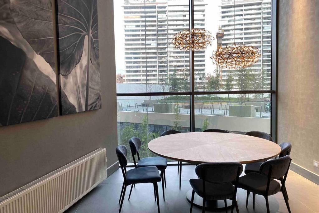 Departamento de lujo en suite, en el piso 38, Las Condes, costado de parques y malls