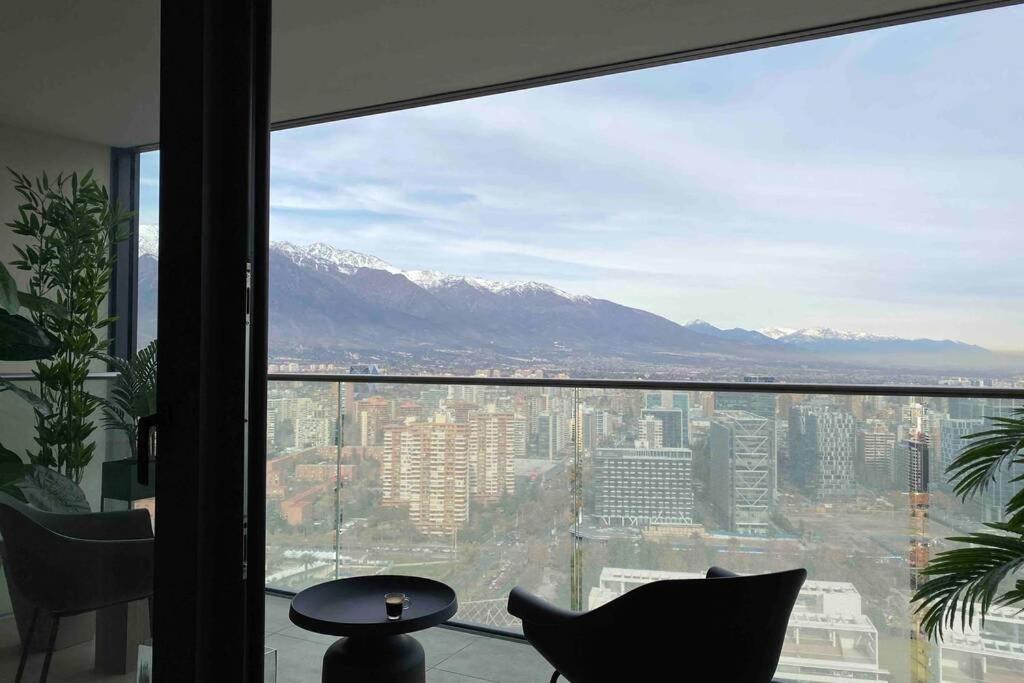 Departamento de lujo en suite, en el piso 38, Las Condes, costado de parques y malls