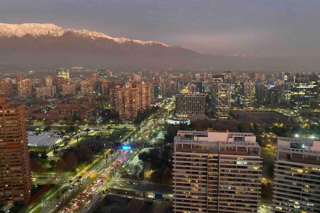 Departamento de lujo en suite, en el piso 38, Las Condes, costado de parques y malls