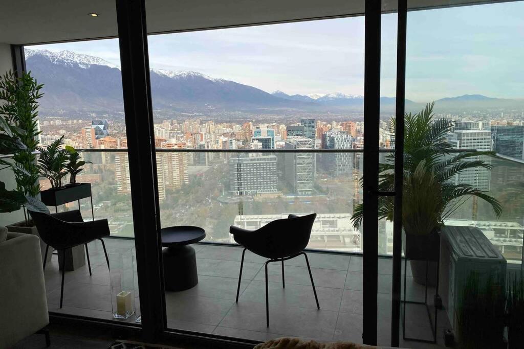 Departamento de lujo en suite, en el piso 38, Las Condes, costado de parques y malls