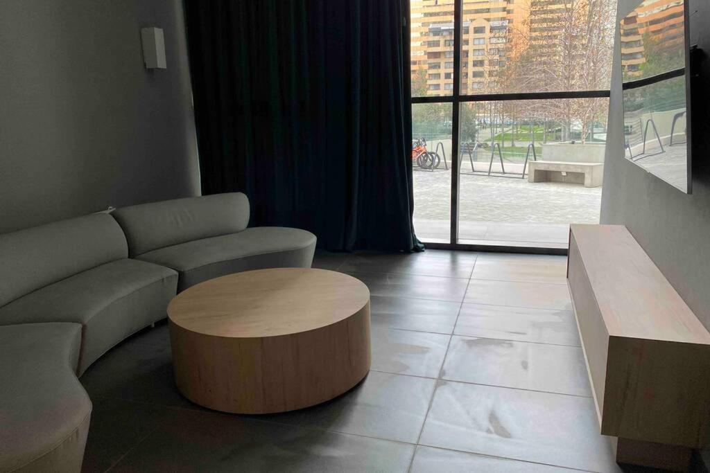 Departamento de lujo en suite, en el piso 38, Las Condes, costado de parques y malls