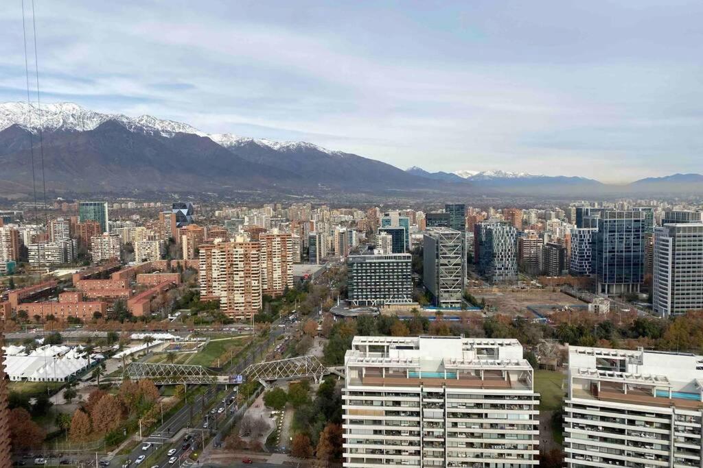 Departamento de lujo en suite, en el piso 38, Las Condes, costado de parques y malls
