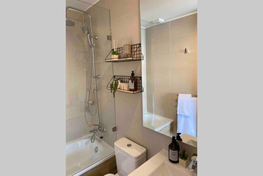 Departamento de lujo en suite, en el piso 38, Las Condes, costado de parques y malls
