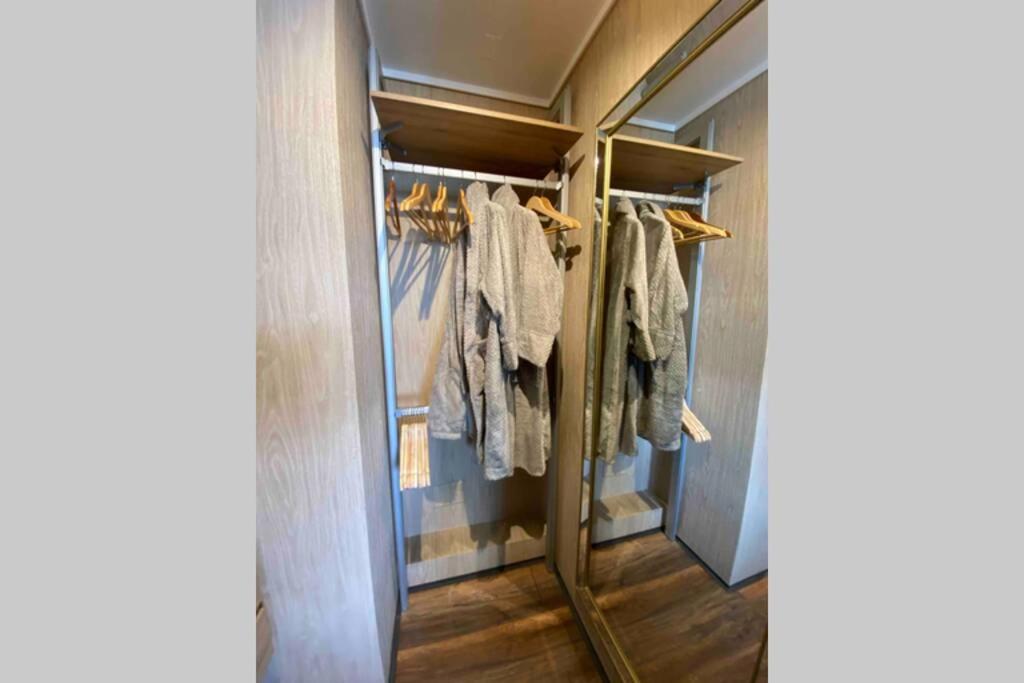Departamento de lujo en suite, en el piso 38, Las Condes, costado de parques y malls
