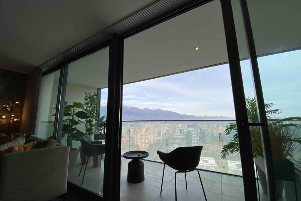 Departamento de lujo en suite, en el piso 38, Las Condes, costado de parques y malls