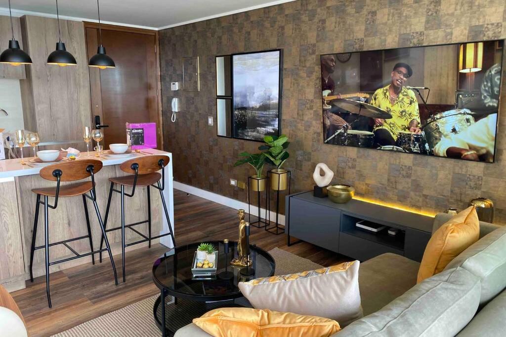Departamento de lujo en suite, en el piso 38, Las Condes, costado de parques y malls