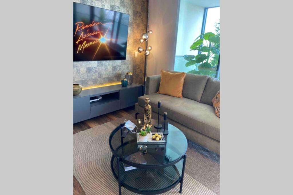 Departamento de lujo en suite, en el piso 38, Las Condes, costado de parques y malls
