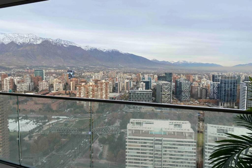 Departamento de lujo en suite, en el piso 38, Las Condes, costado de parques y malls