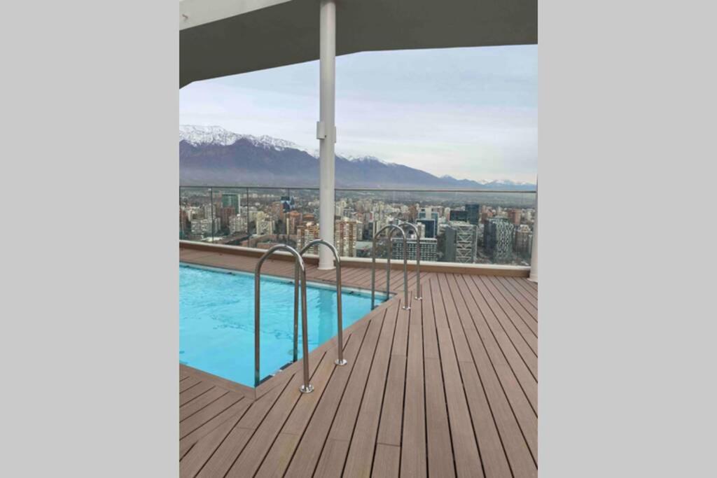 Departamento de lujo en suite, en el piso 38, Las Condes, costado de parques y malls