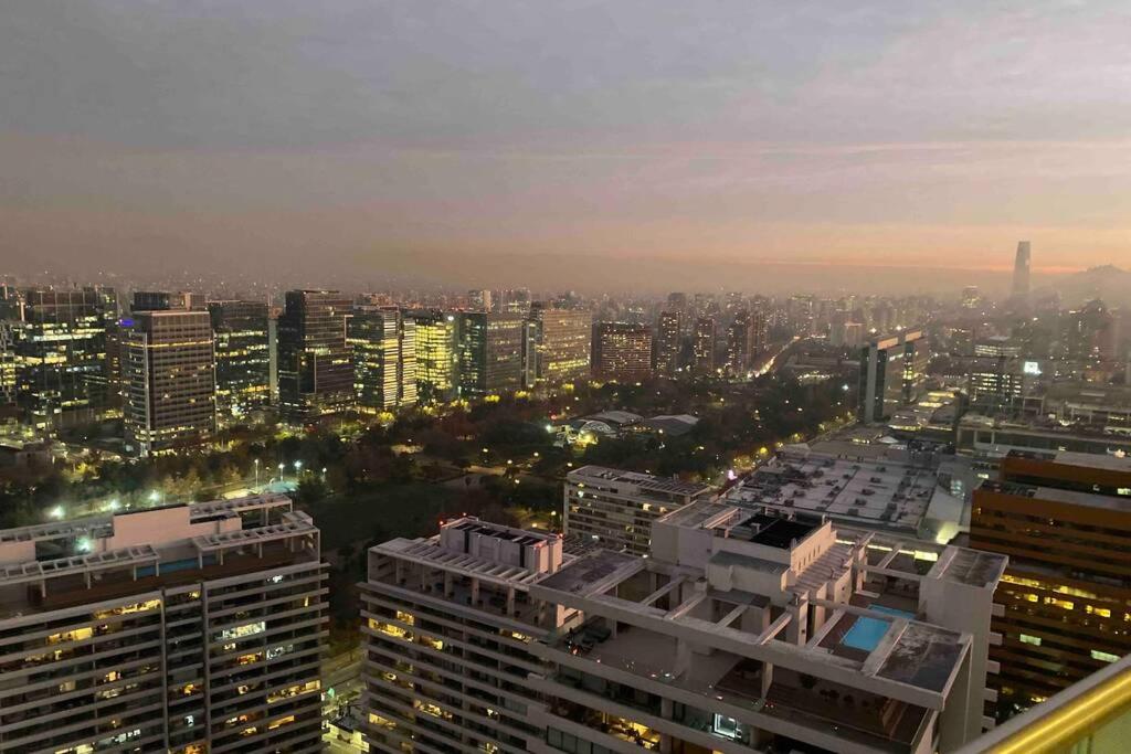 Departamento de lujo en suite, en el piso 38, Las Condes, costado de parques y malls