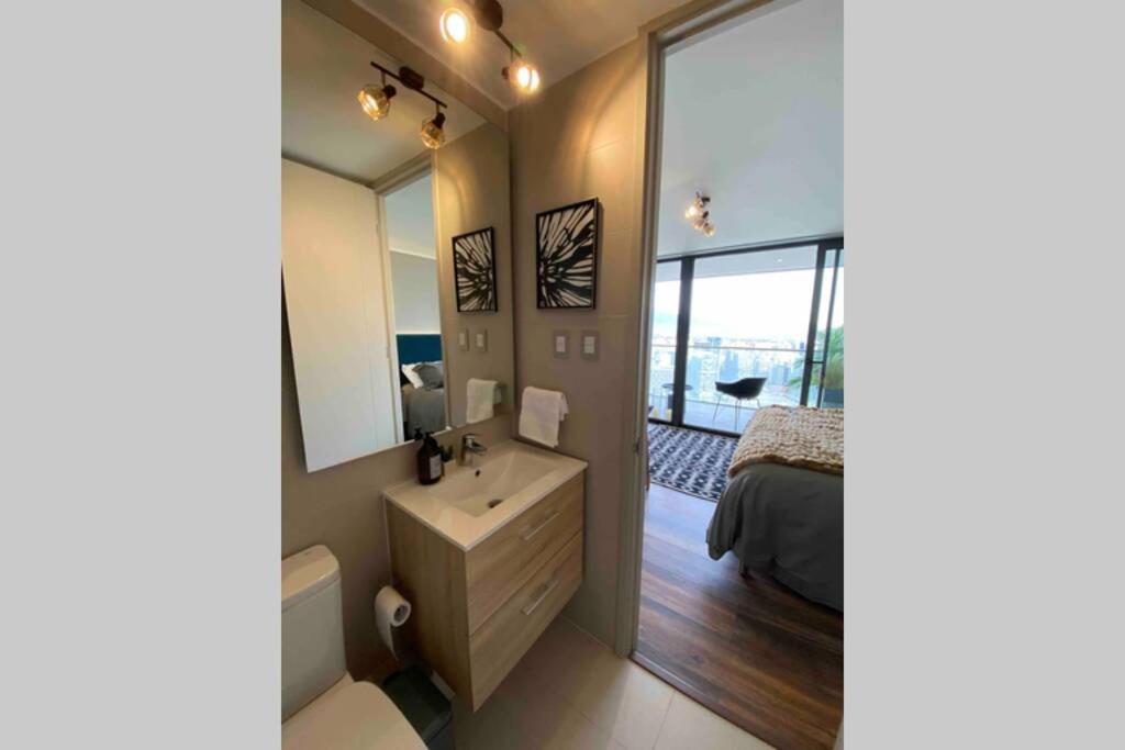 Departamento de lujo en suite, en el piso 38, Las Condes, costado de parques y malls
