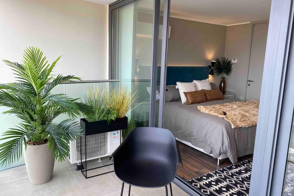 Departamento de lujo en suite, en el piso 38, Las Condes, costado de parques y malls