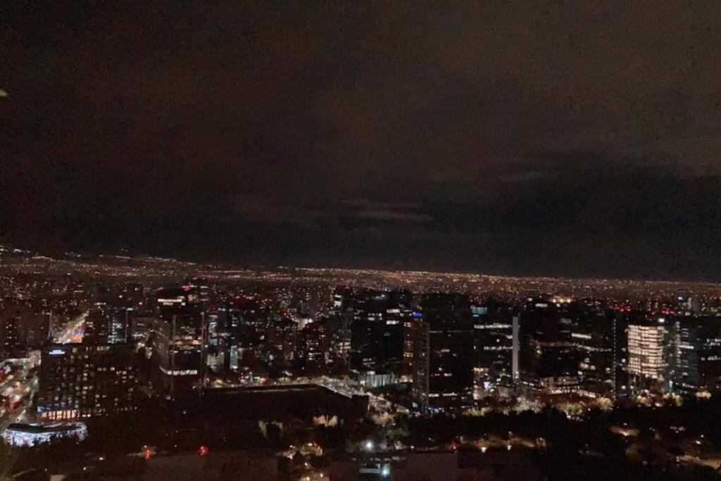 Departamento de lujo en suite, en el piso 38, Las Condes, costado de parques y malls