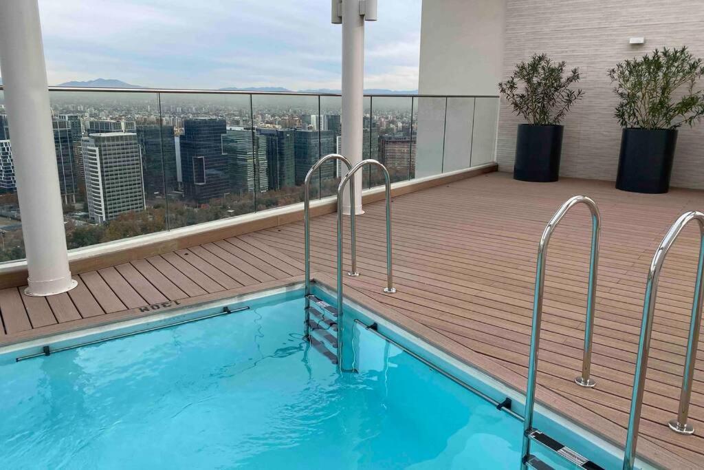 Departamento de lujo en suite, en el piso 38, Las Condes, costado de parques y malls