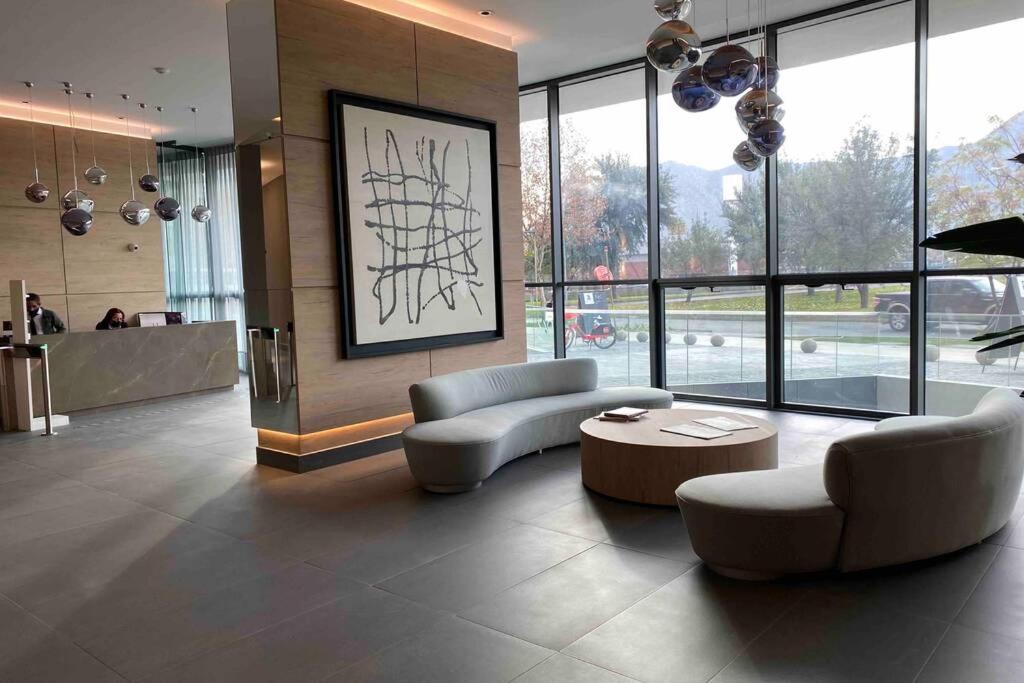 Departamento de lujo en suite, en el piso 38, Las Condes, costado de parques y malls