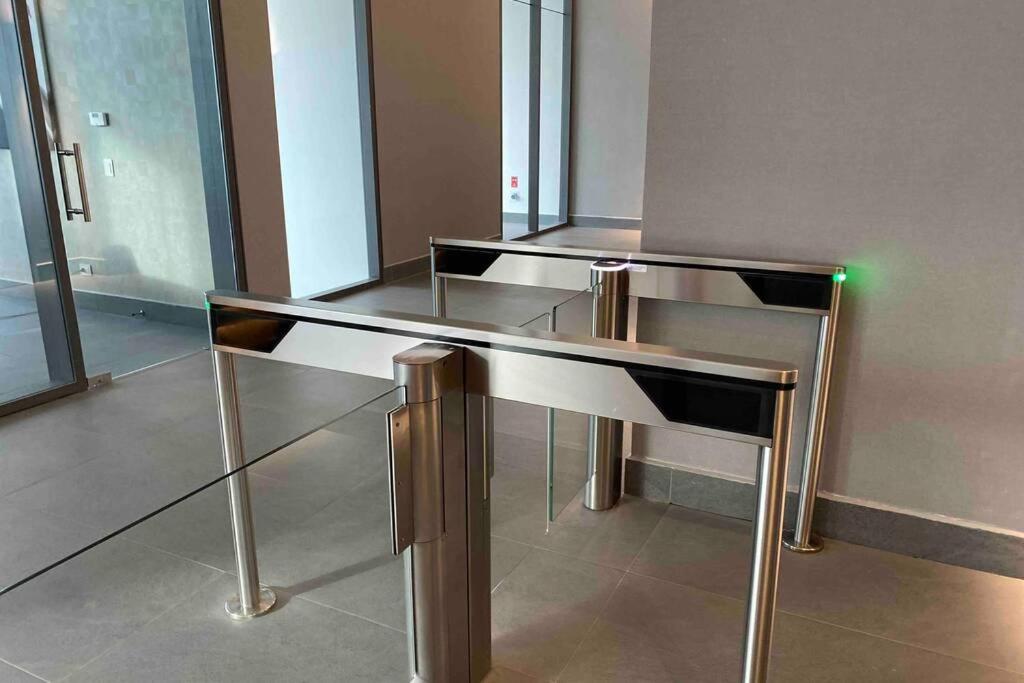 Departamento de lujo en suite, en el piso 38, Las Condes, costado de parques y malls