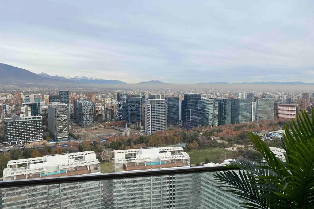 Departamento de lujo en suite, en el piso 38, Las Condes, costado de parques y malls