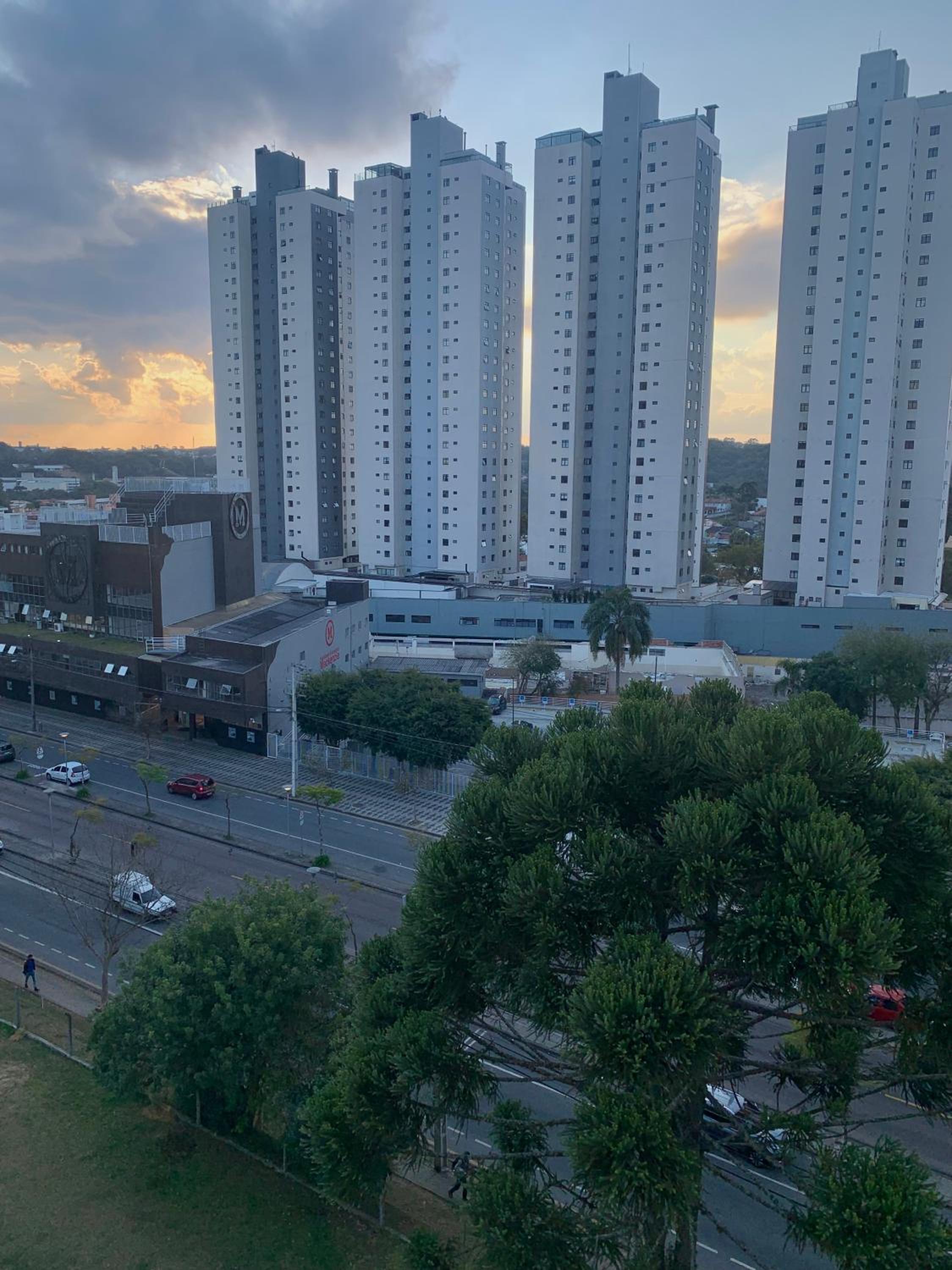 707- Apartamento Encantador, amplo e decorado, quarto, sala, cozinha, mobiliario moderno, cozinha completa com utensílios , Excelente vista da cidade e loc