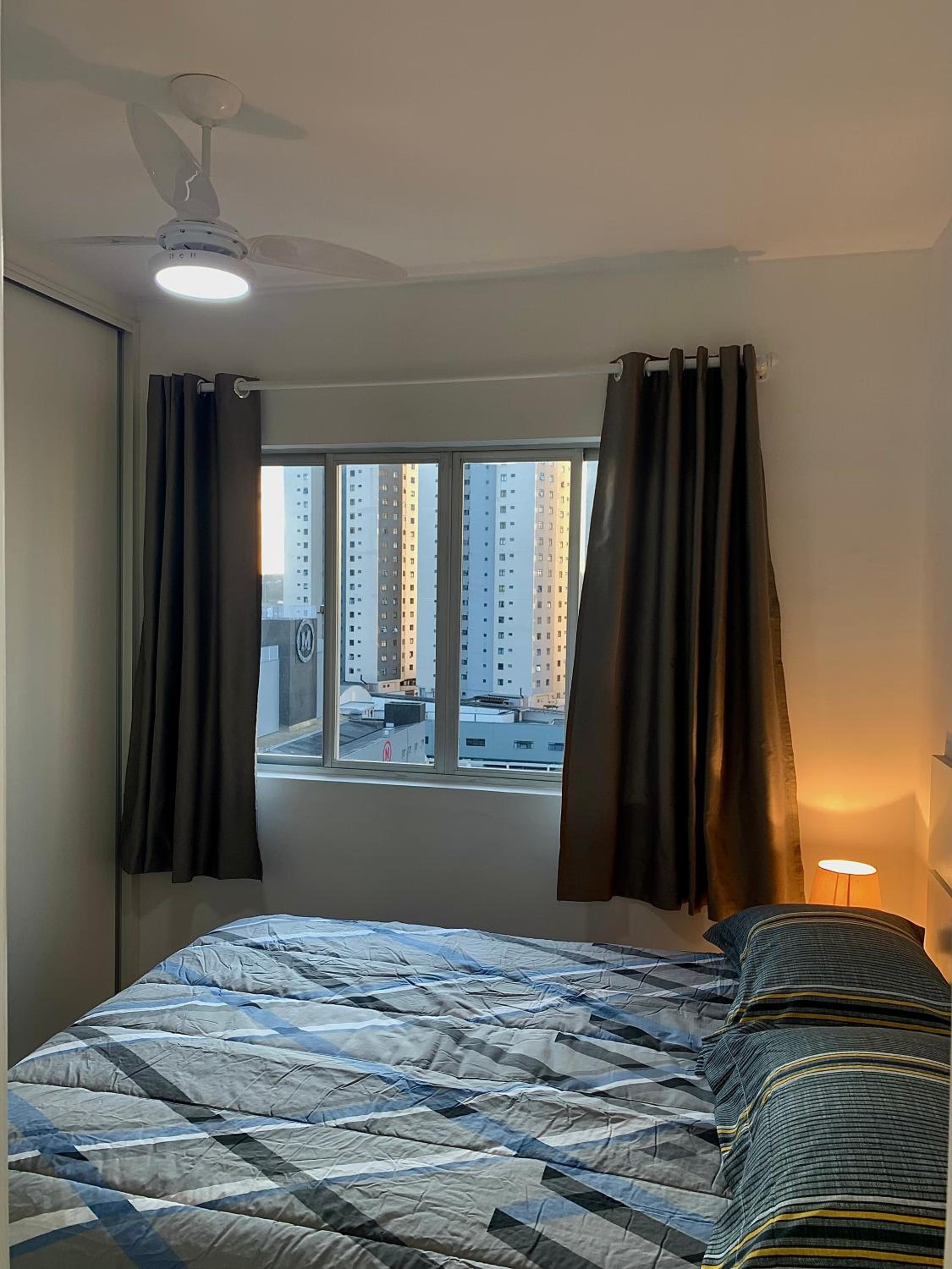 707- Apartamento Encantador, amplo e decorado, quarto, sala, cozinha, mobiliario moderno, cozinha completa com utensílios , Excelente vista da cidade e loc