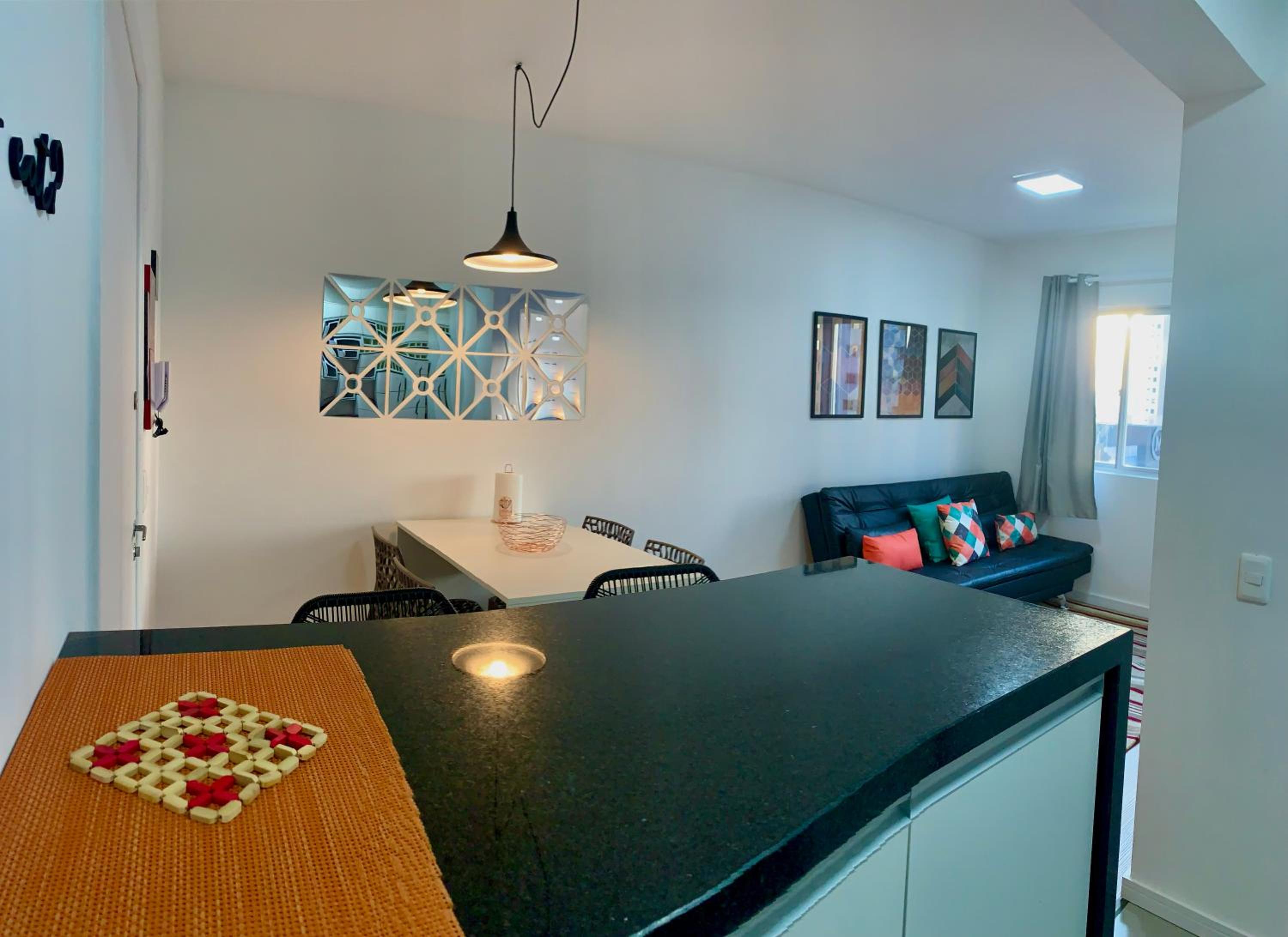 707- Apartamento Encantador, amplo e decorado, quarto, sala, cozinha, mobiliario moderno, cozinha completa com utensílios , Excelente vista da cidade e loc