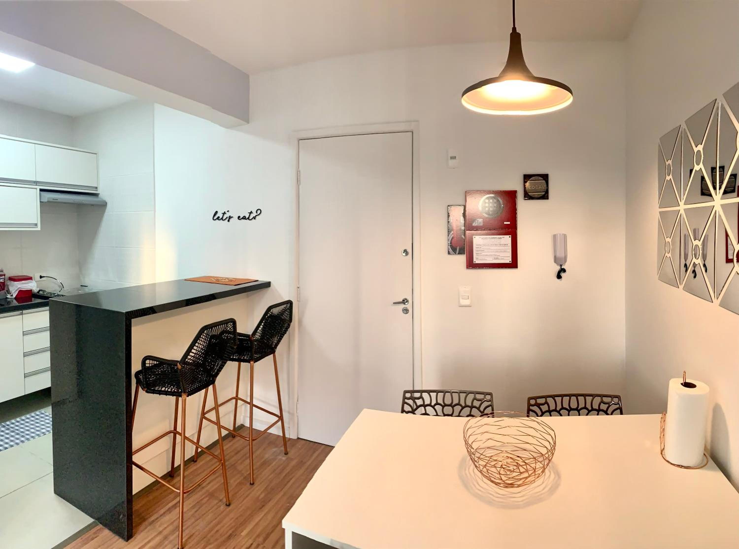 707- Apartamento Encantador, amplo e decorado, quarto, sala, cozinha, mobiliario moderno, cozinha completa com utensílios , Excelente vista da cidade e loc