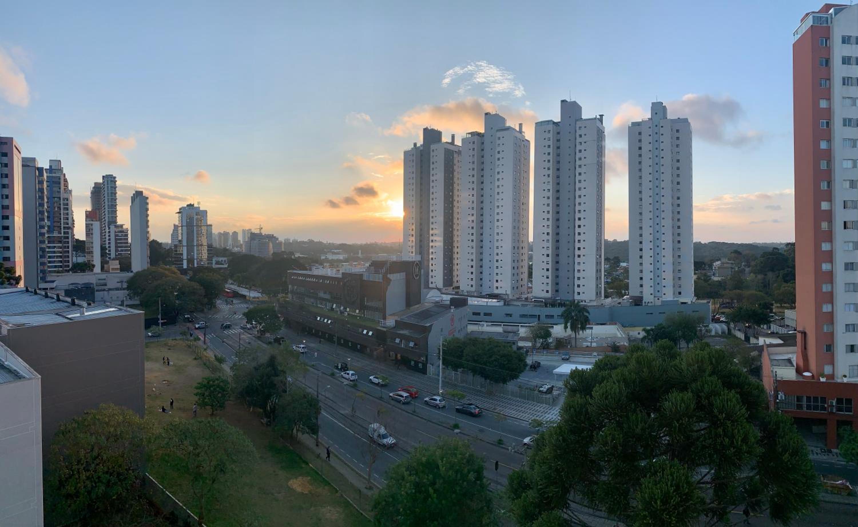 707- Apartamento Encantador, amplo e decorado, quarto, sala, cozinha, mobiliario moderno, cozinha completa com utensílios , Excelente vista da cidade e loc