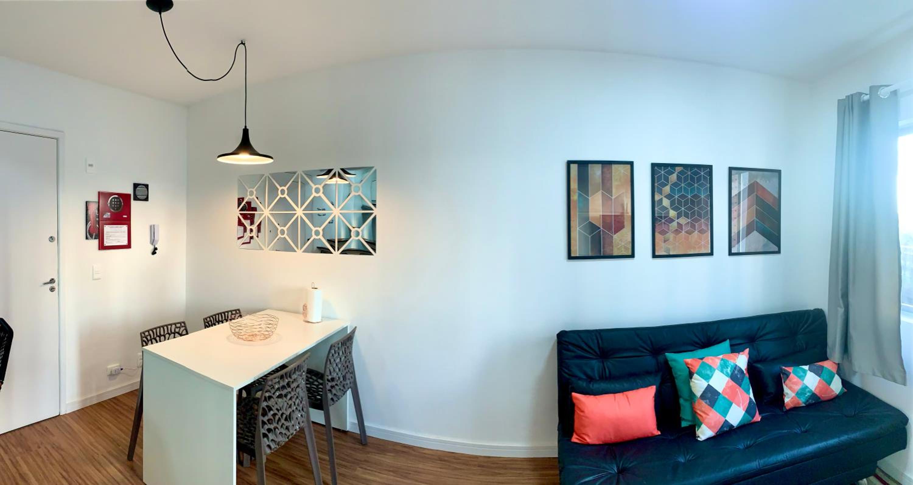 707- Apartamento Encantador, amplo e decorado, quarto, sala, cozinha, mobiliario moderno, cozinha completa com utensílios , Excelente vista da cidade e loc