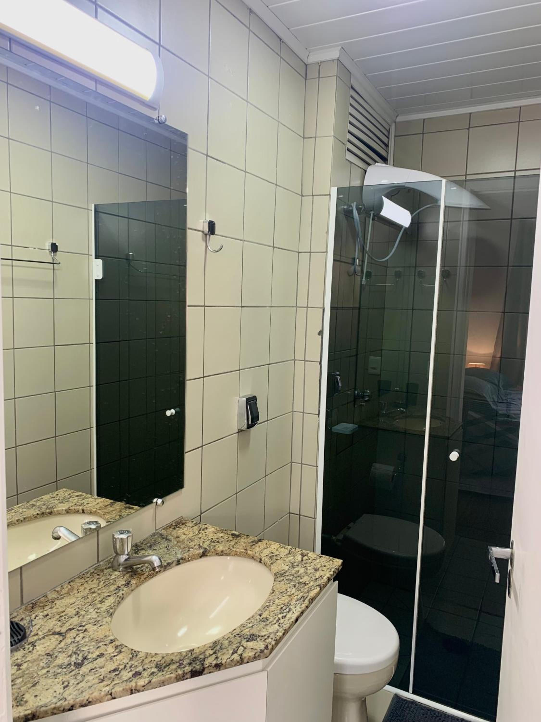 707- Apartamento Encantador, amplo e decorado, quarto, sala, cozinha, mobiliario moderno, cozinha completa com utensílios , Excelente vista da cidade e loc
