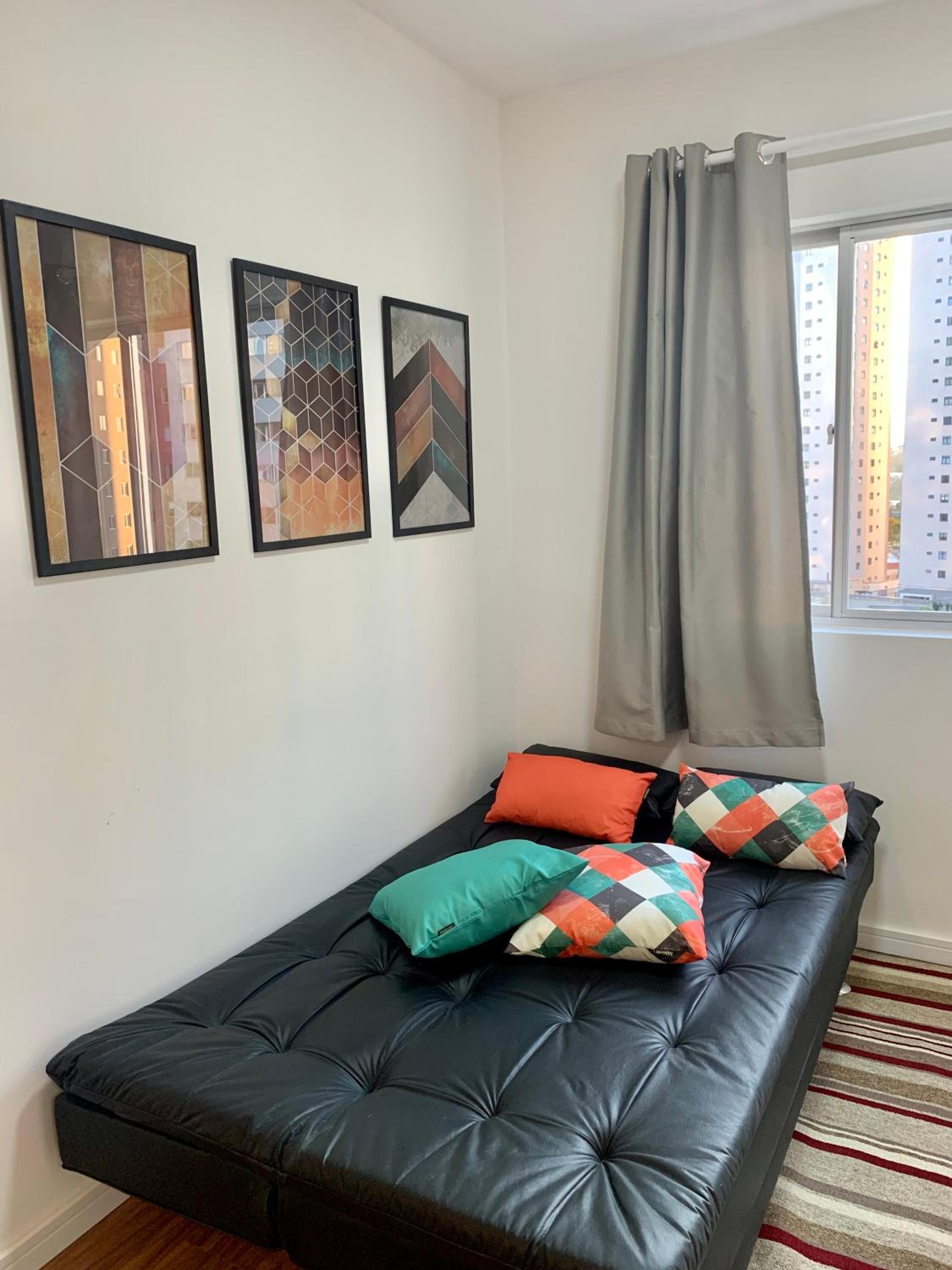 707- Apartamento Encantador, amplo e decorado, quarto, sala, cozinha, mobiliario moderno, cozinha completa com utensílios , Excelente vista da cidade e loc