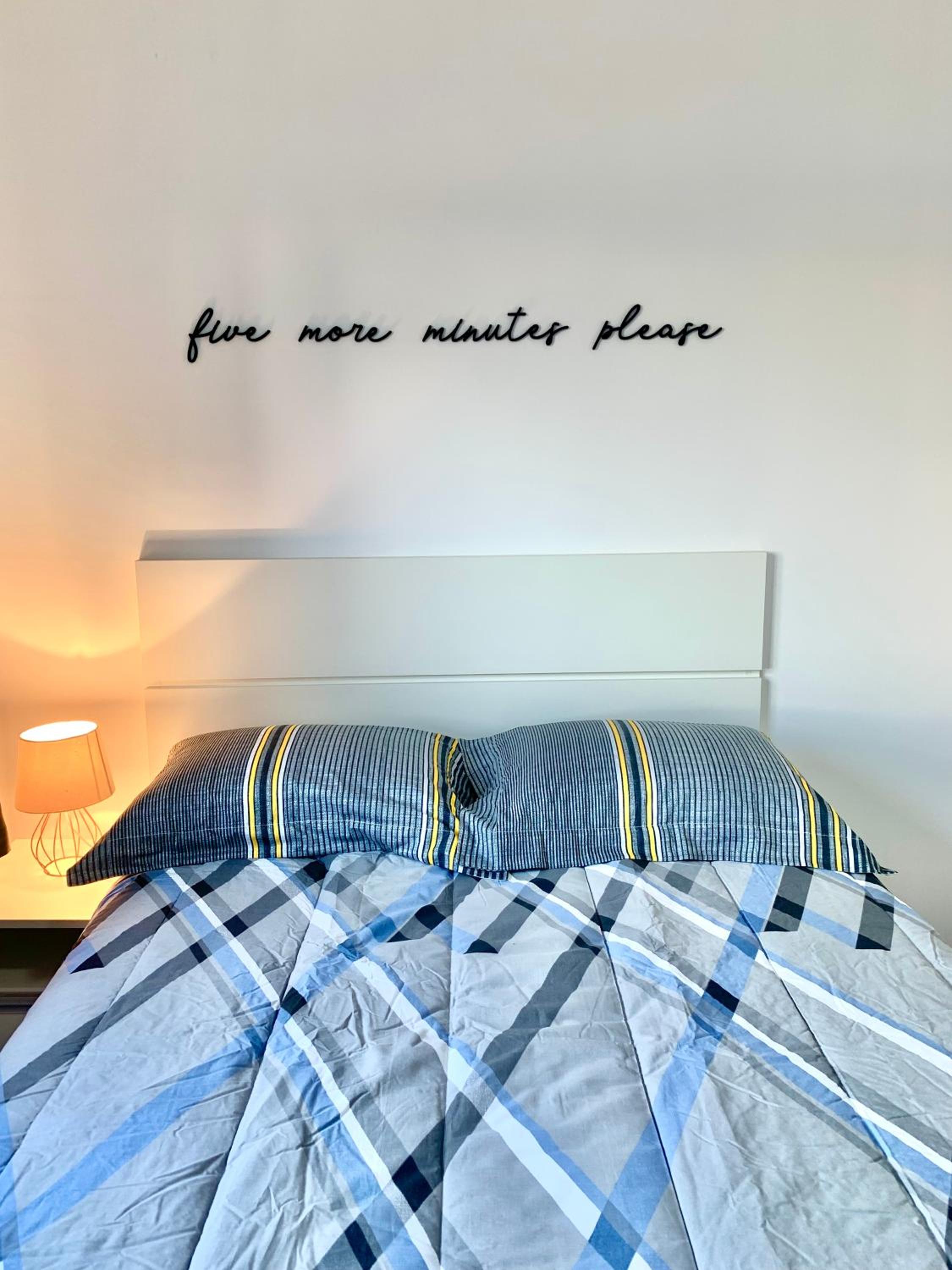 707- Apartamento Encantador, amplo e decorado, quarto, sala, cozinha, mobiliario moderno, cozinha completa com utensílios , Excelente vista da cidade e loc