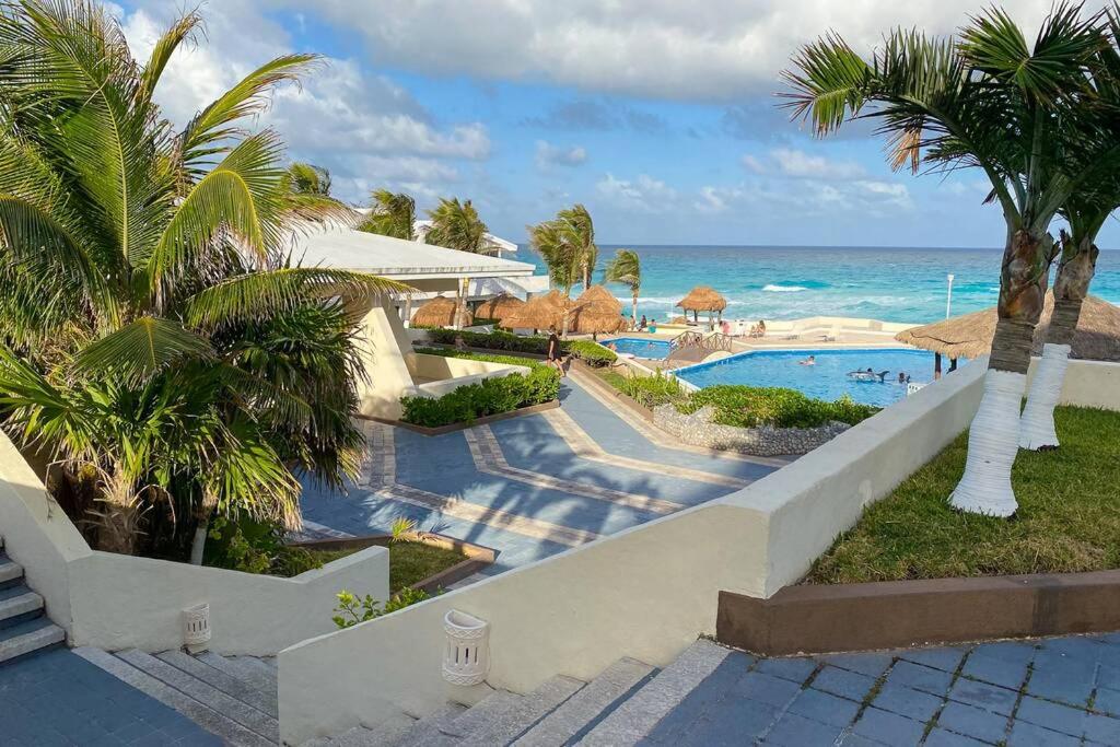 Brisas Shores 07 Beachfront Condo, Pool and garden area, Zona Hotelera Cancun