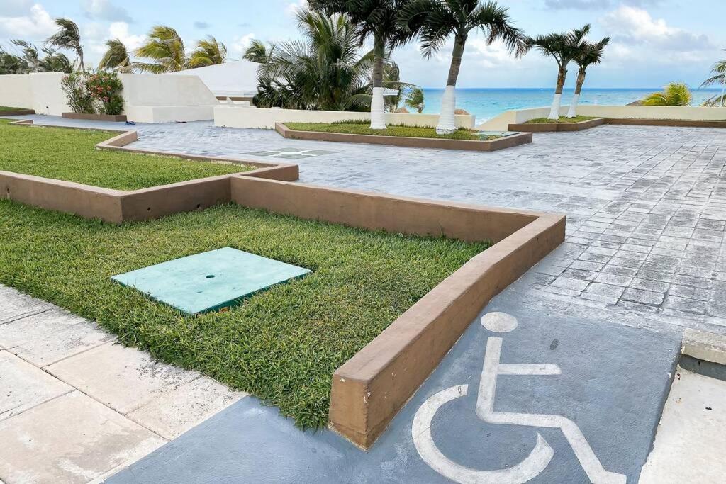 Brisas Shores 07 Beachfront Condo, Pool and garden area, Zona Hotelera Cancun