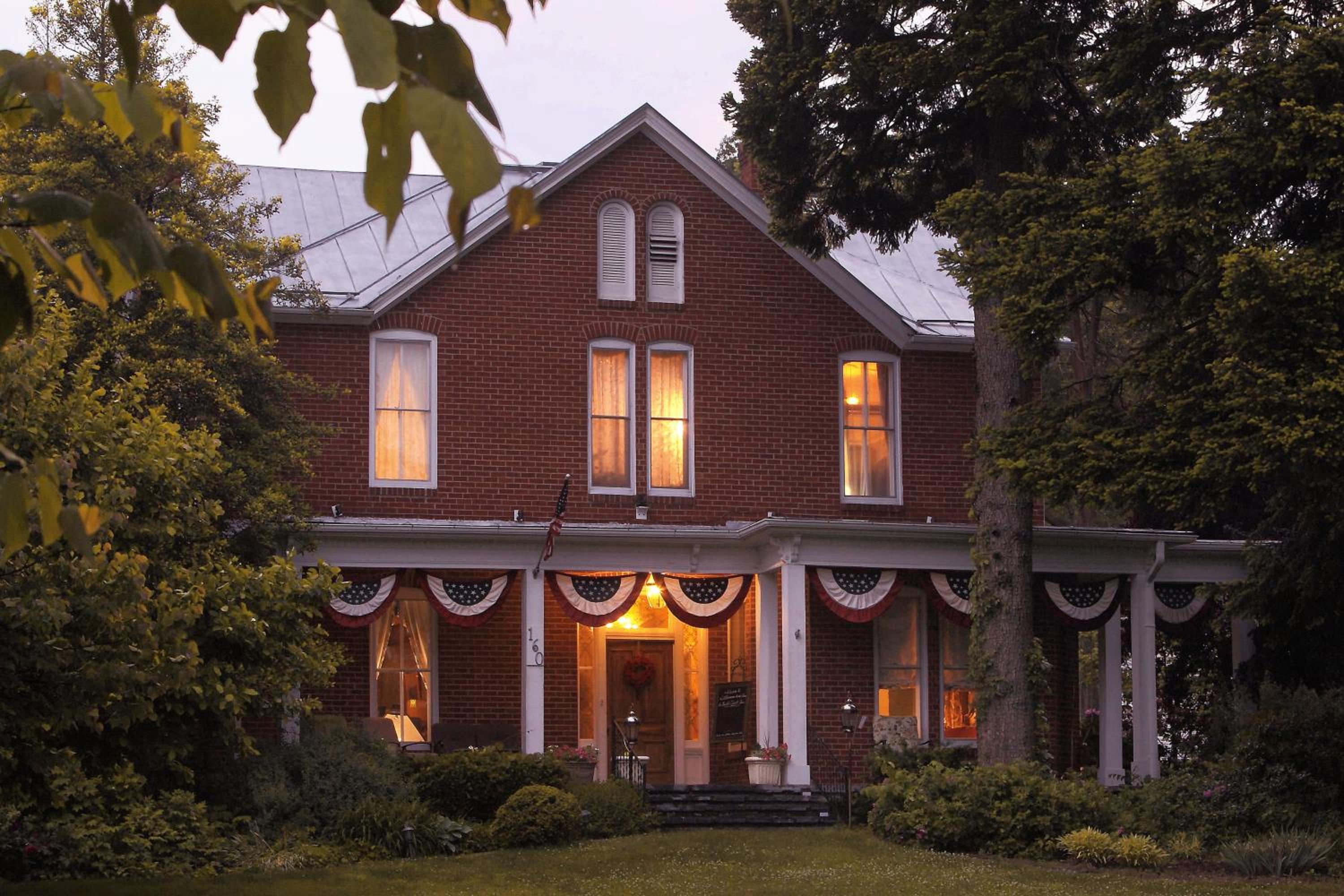 Hotel South Court Inn - Image 1