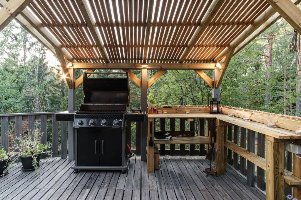 Sirpa's Artistic Nuuksio Retreat with Heated Pool