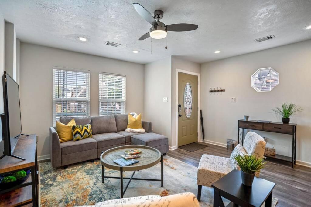 Winter Retreat 3b 3ba Huge backyard Mins from Downtown view 2