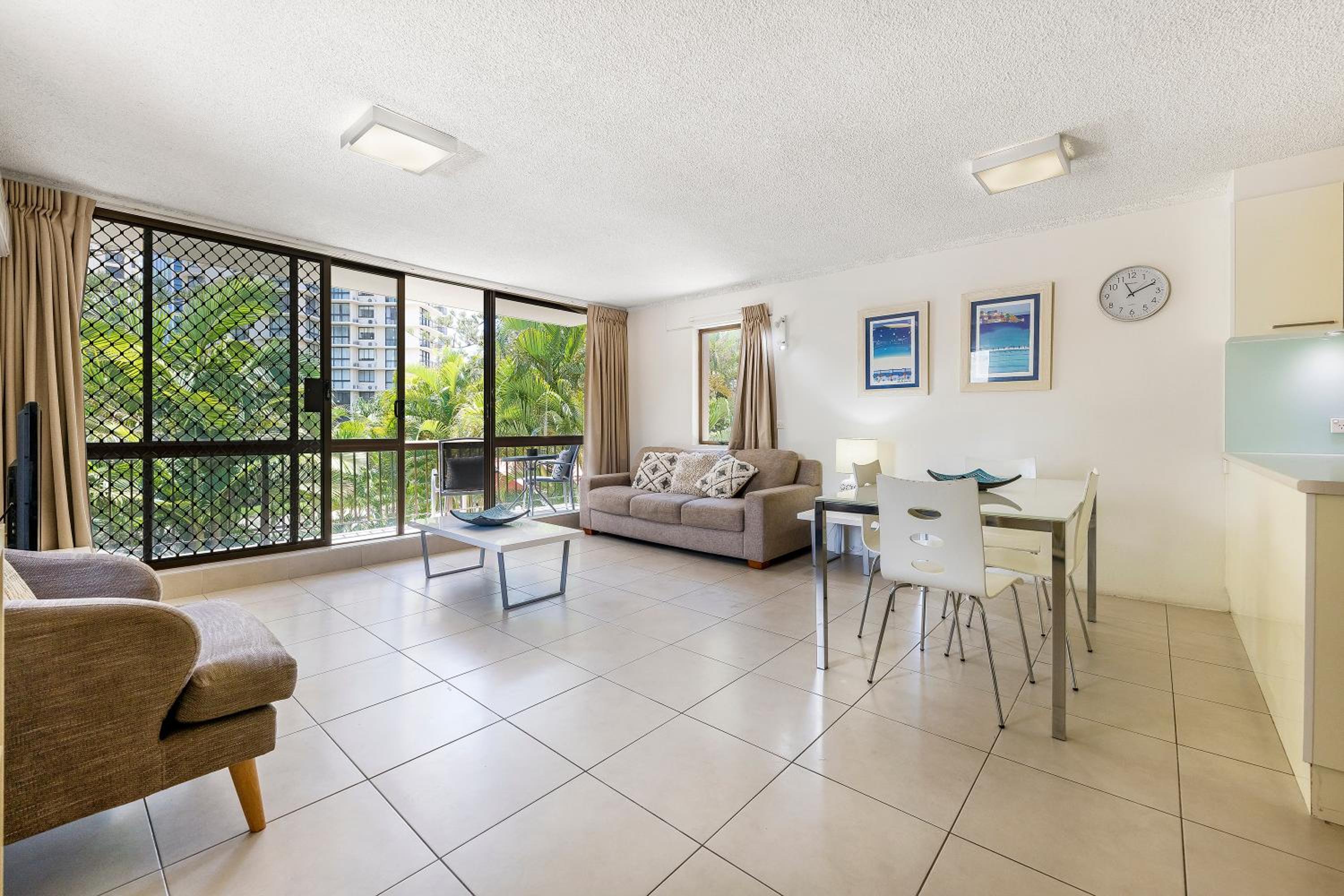 Surfers Paradise- meters from the beach!