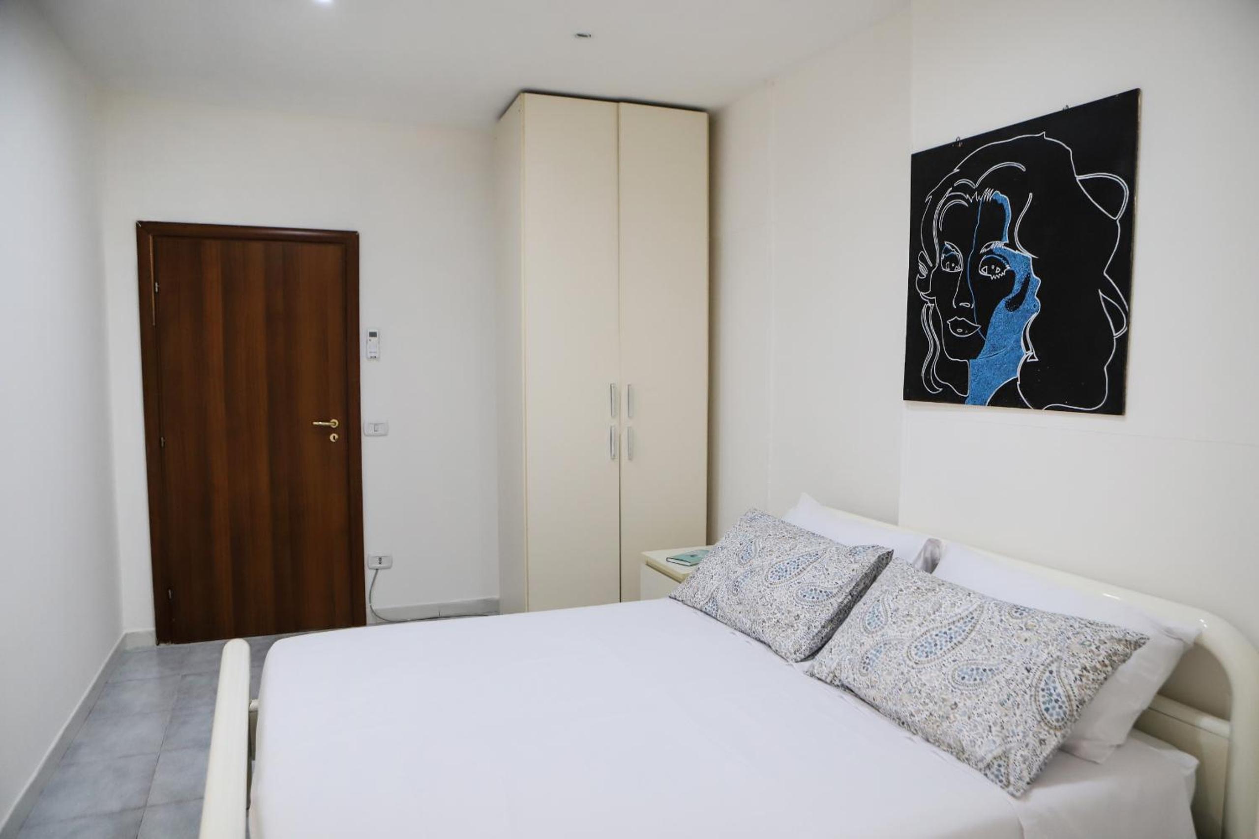 Napoli Centrale Budget Apartment — Naples