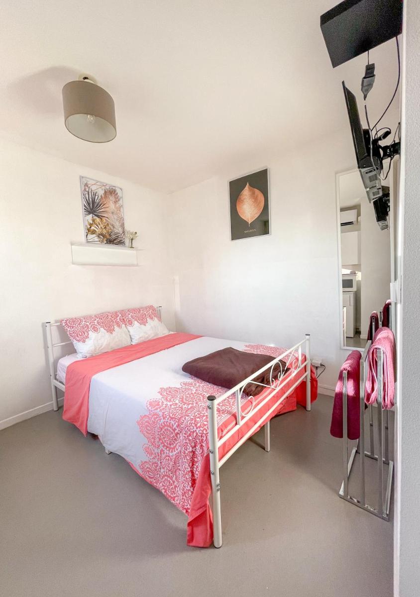 Chambre moderne et équipée chez Patricia et Roger view 2