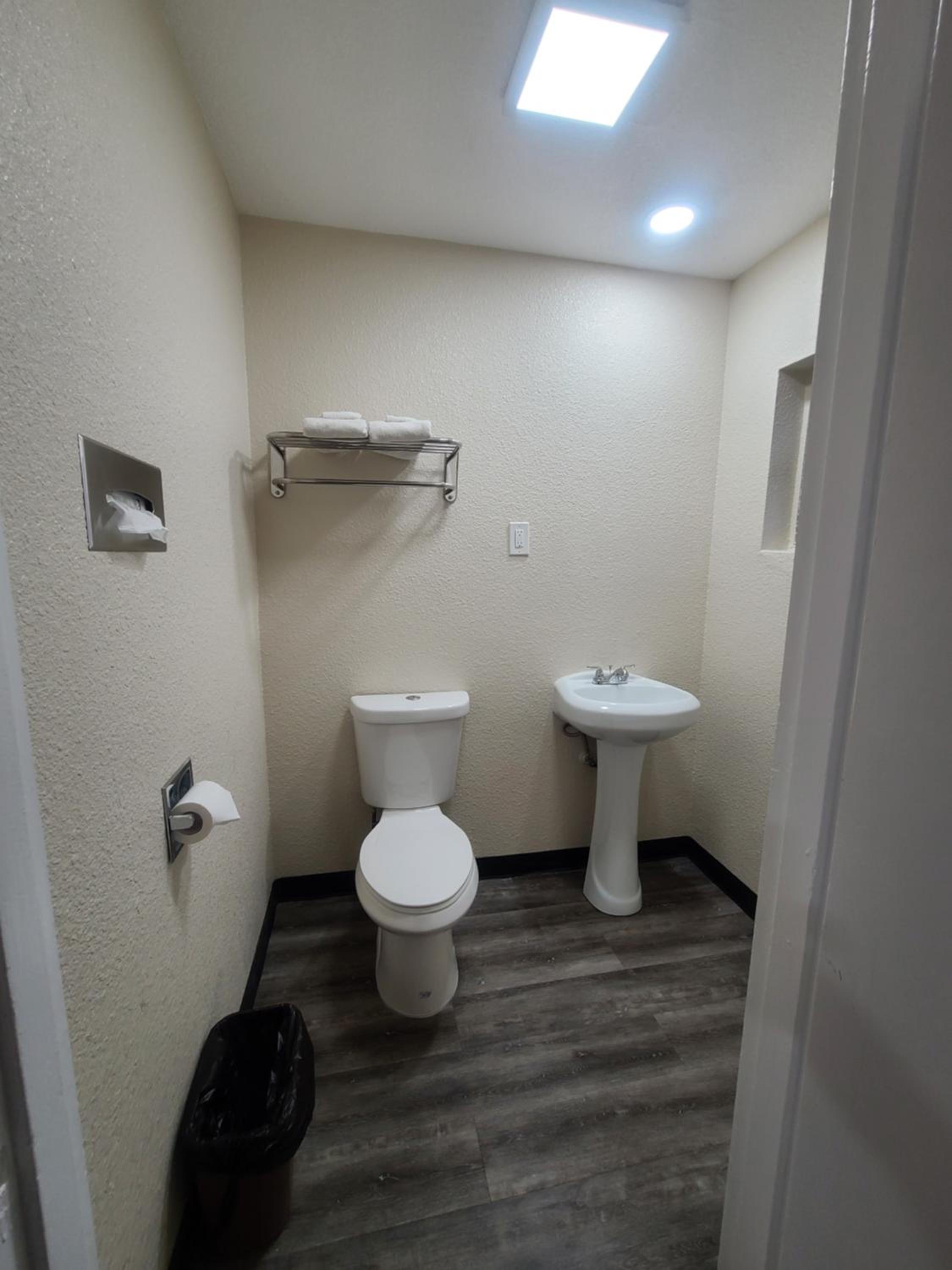 Klamath Falls Vacations - Majestic Inn  Suites - Property Image 3