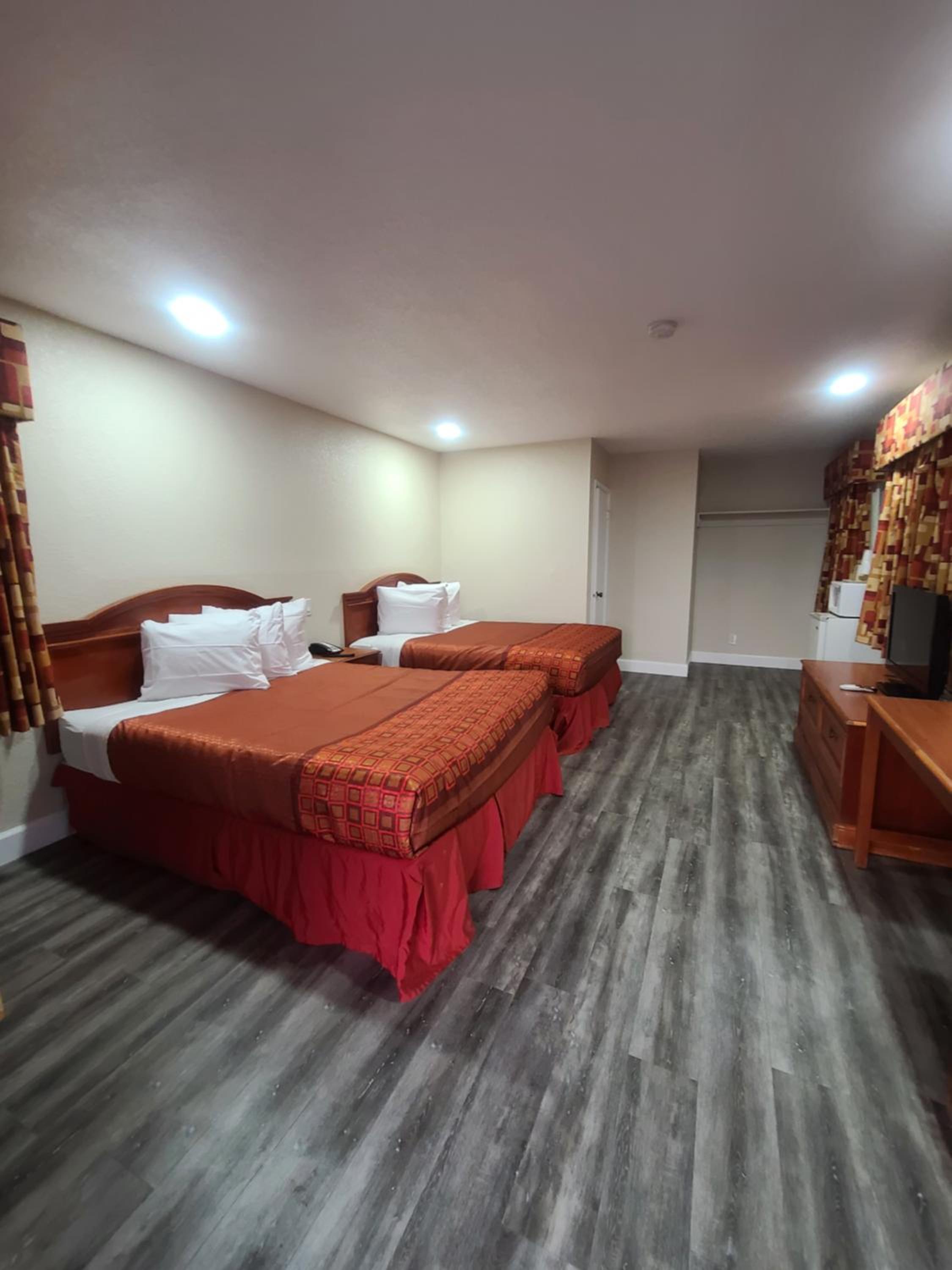 Klamath Falls Vacations - Majestic Inn  Suites - Property Image 6