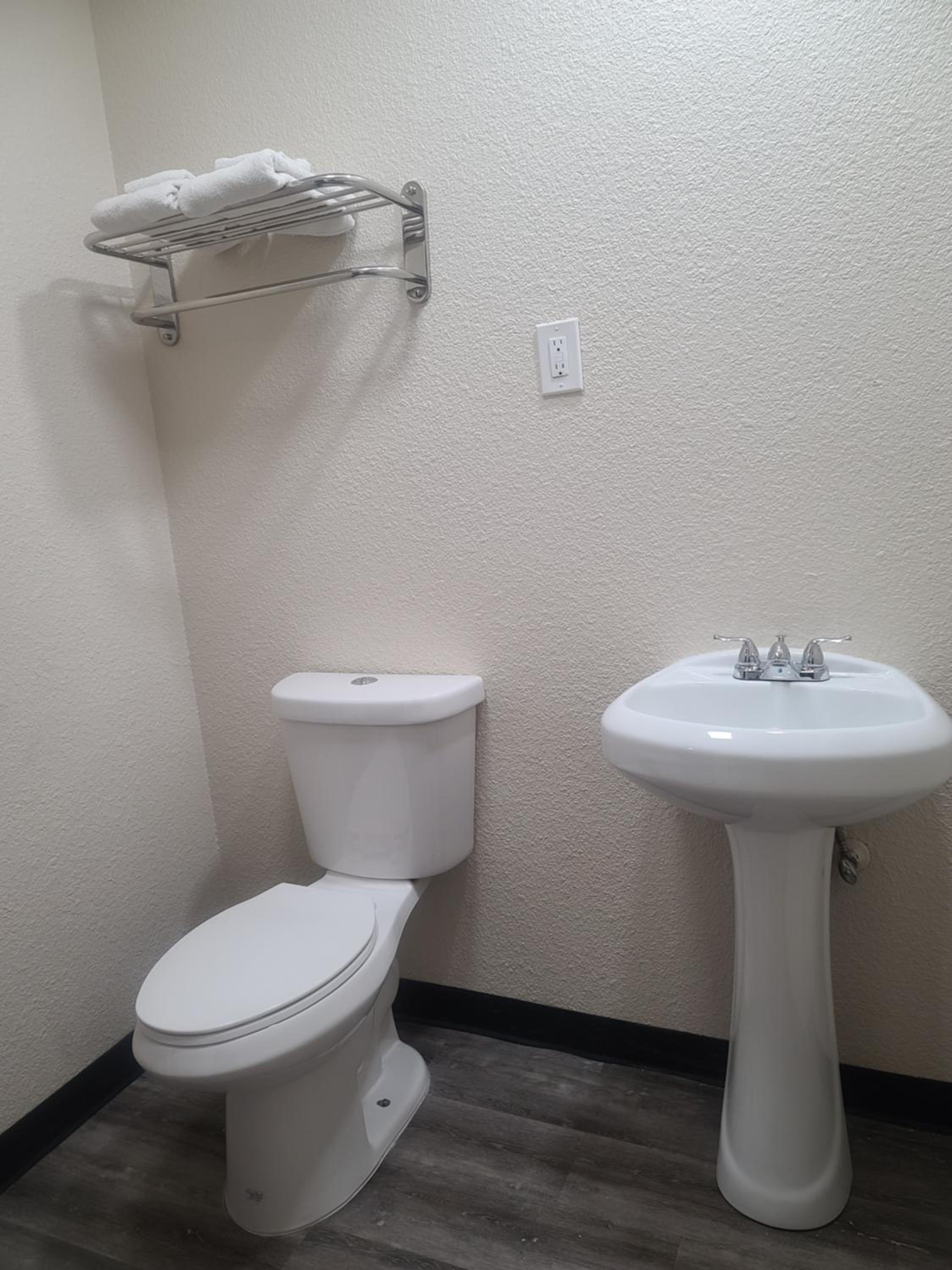 Klamath Falls Vacations - Majestic Inn  Suites - Property Image 8