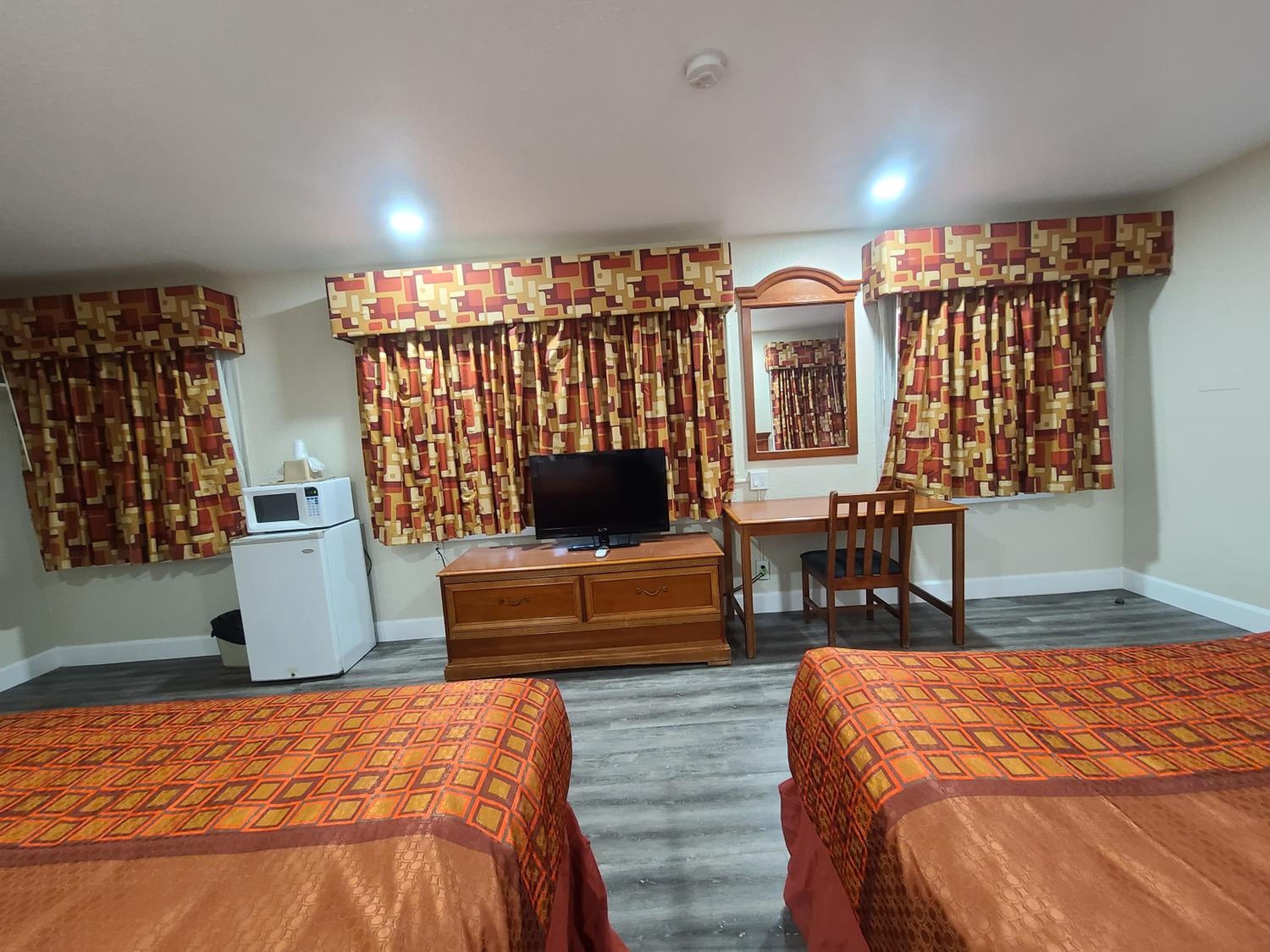 Klamath Falls Vacations - Majestic Inn  Suites - Property Image 9