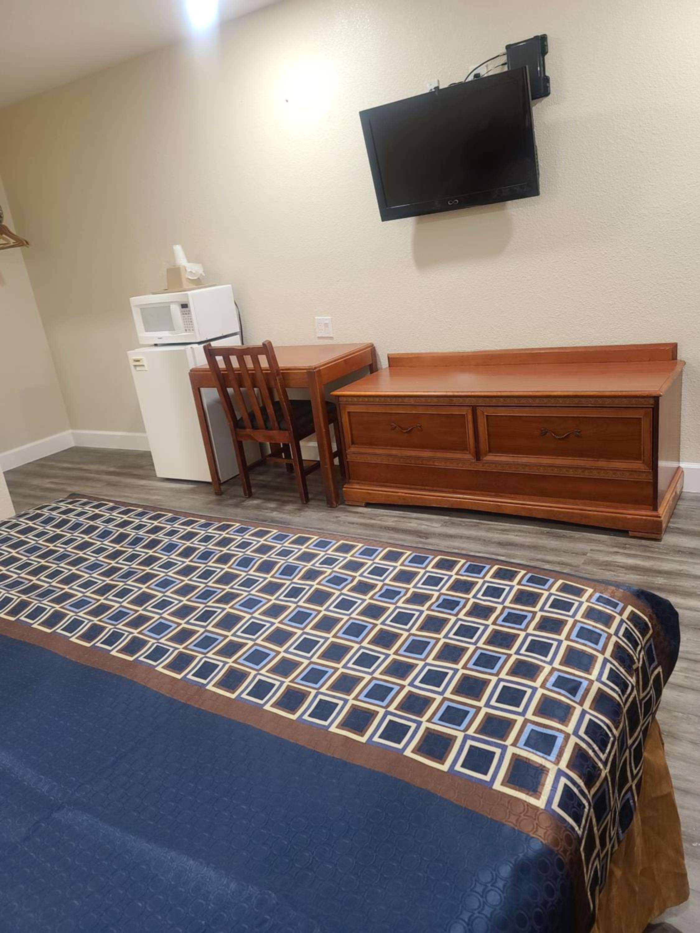 Klamath Falls Vacations - Majestic Inn  Suites - Property Image 5