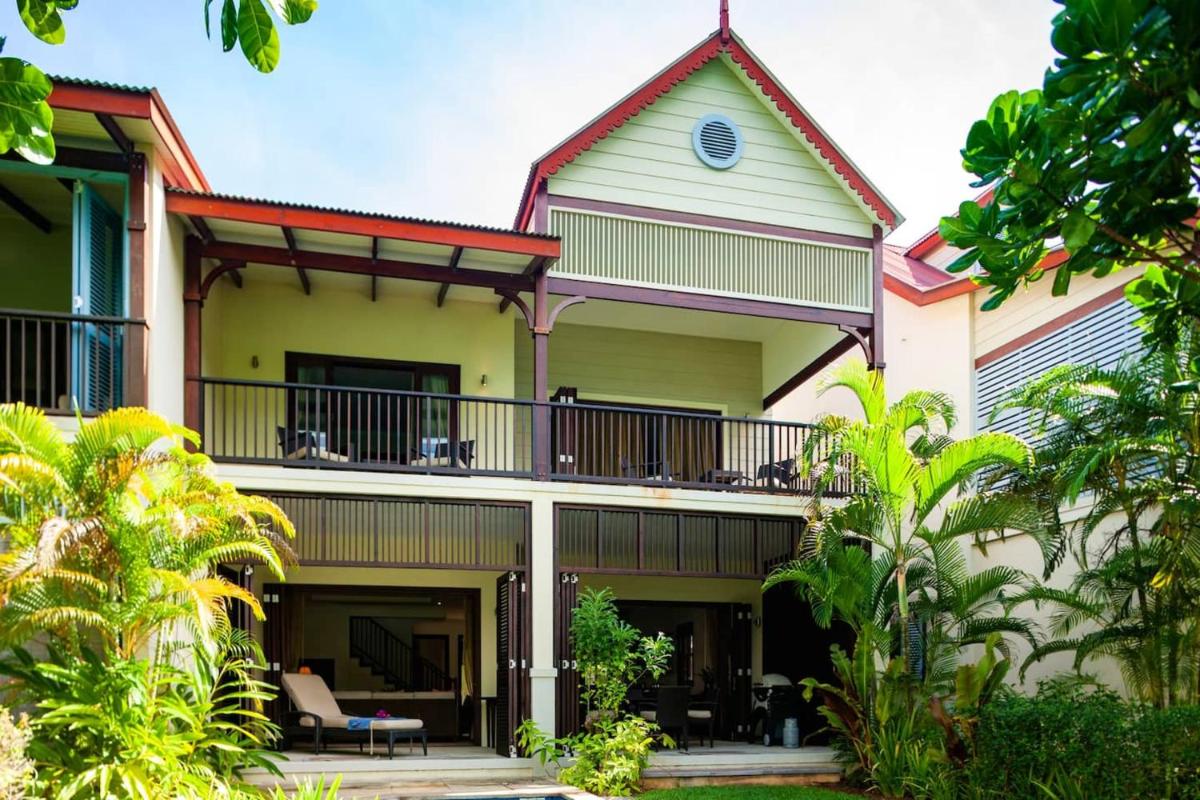 3 bedrooms house at Mahe 100 m away from the beach with sea view private pool and enclosed garden