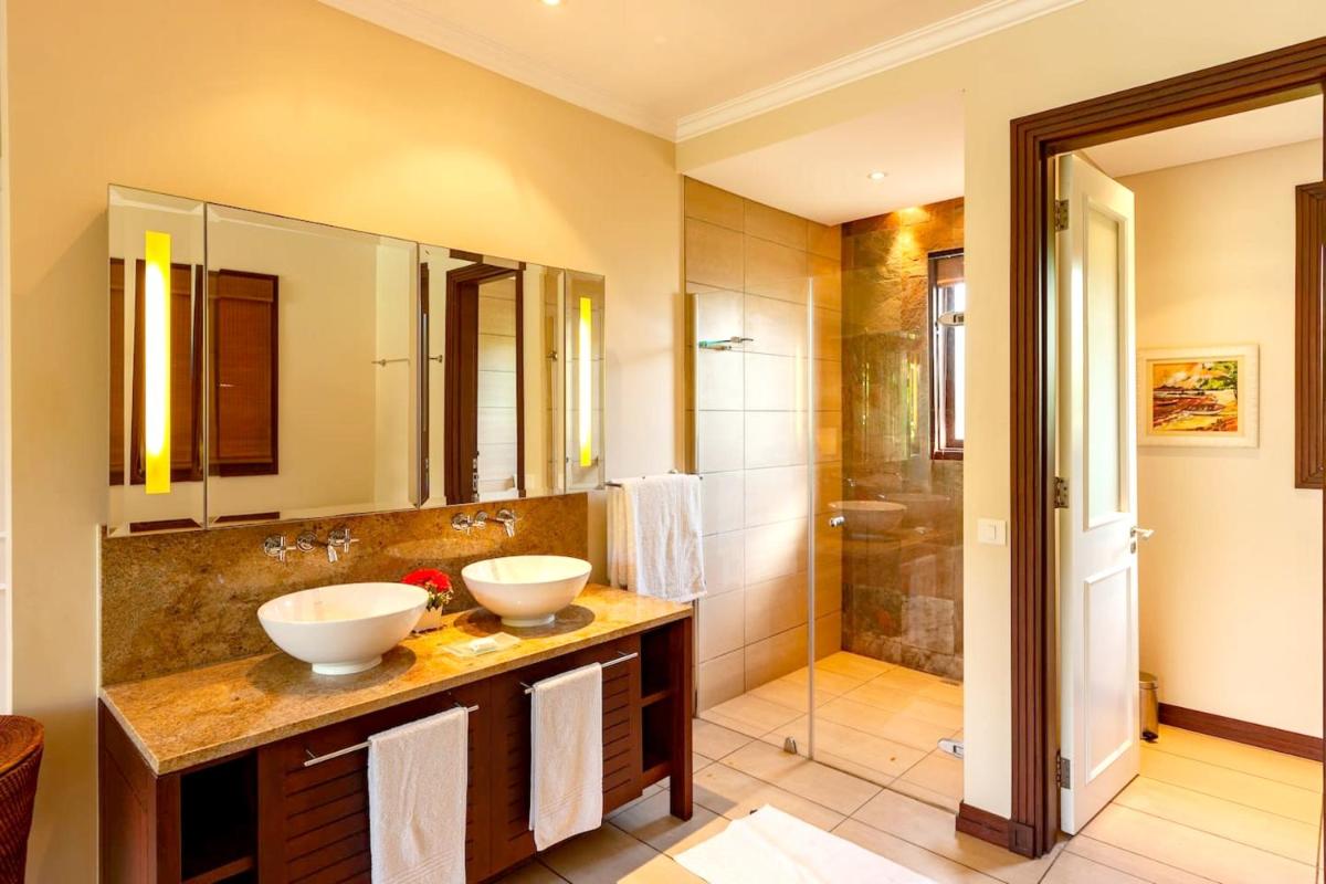 3 bedrooms house at Mahe 100 m away from the beach with sea view private pool and enclosed garden