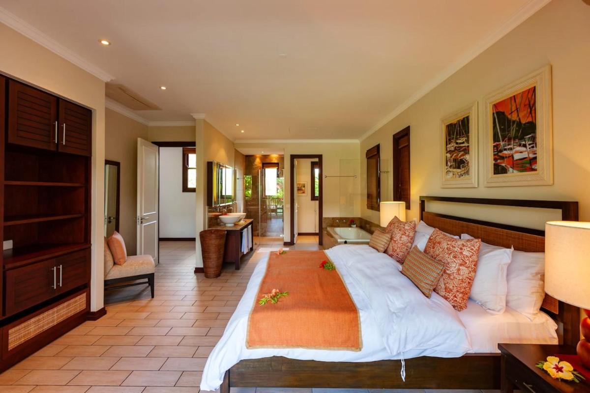 3 bedrooms house at Mahe 100 m away from the beach with sea view private pool and enclosed garden