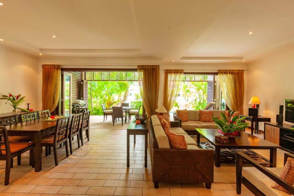 3 bedrooms house at Mahe 100 m away from the beach with sea view private pool and enclosed garden