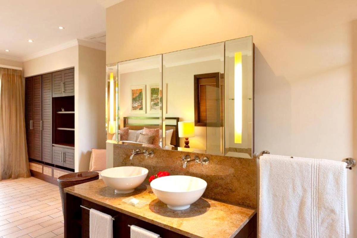 3 bedrooms house at Mahe 100 m away from the beach with sea view private pool and enclosed garden