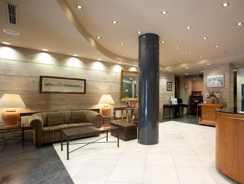 Hotel Moderno Puerta del Sol en Madrid — recepcion & lobby
