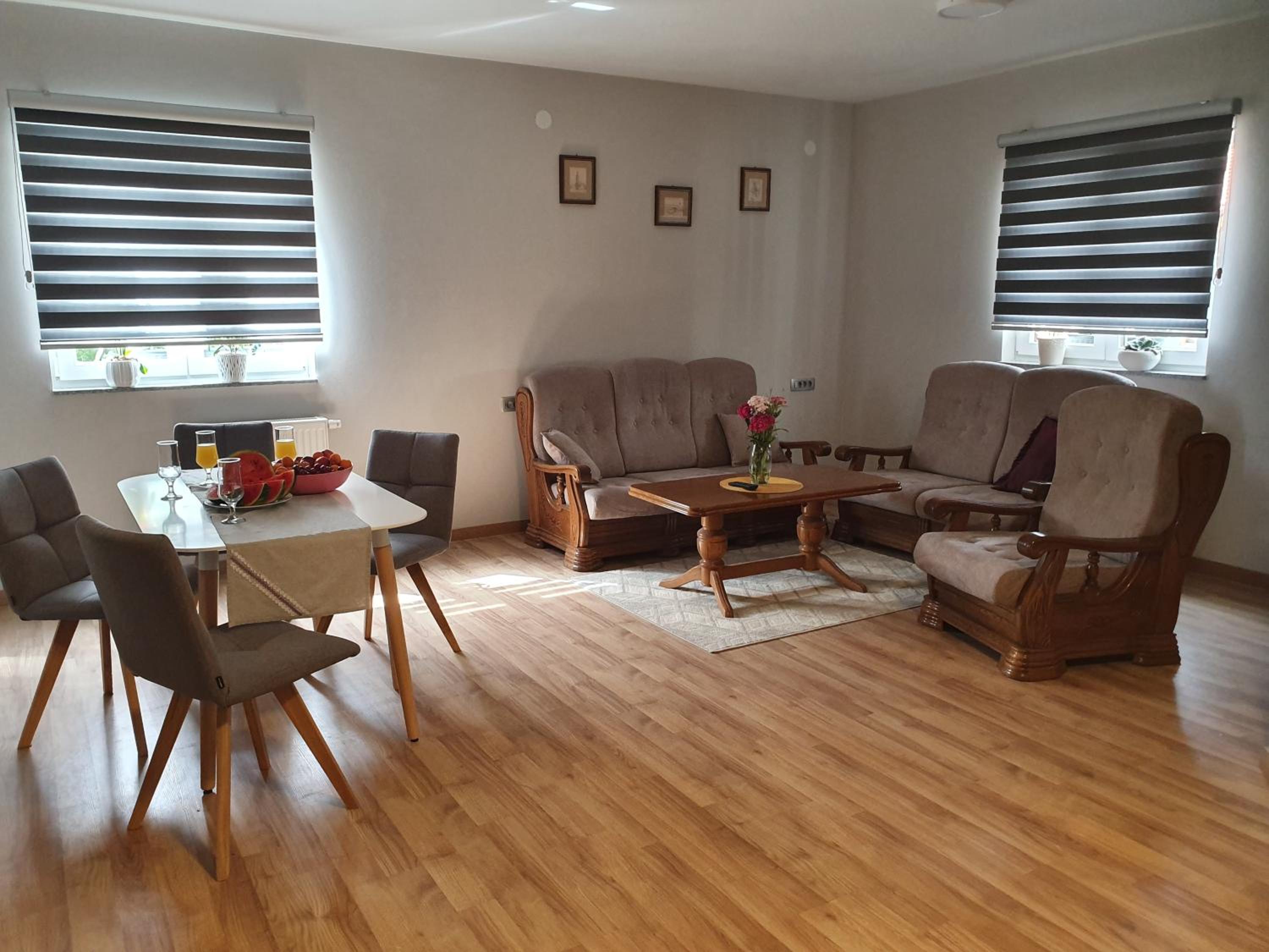 Apartman Fenestra s terasom i pogledom na Gacku view 2